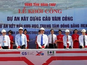 越南政府总理阮晋勇同一些中央部委领导共同出席万贡桥动工兴建仪式并发布开工令